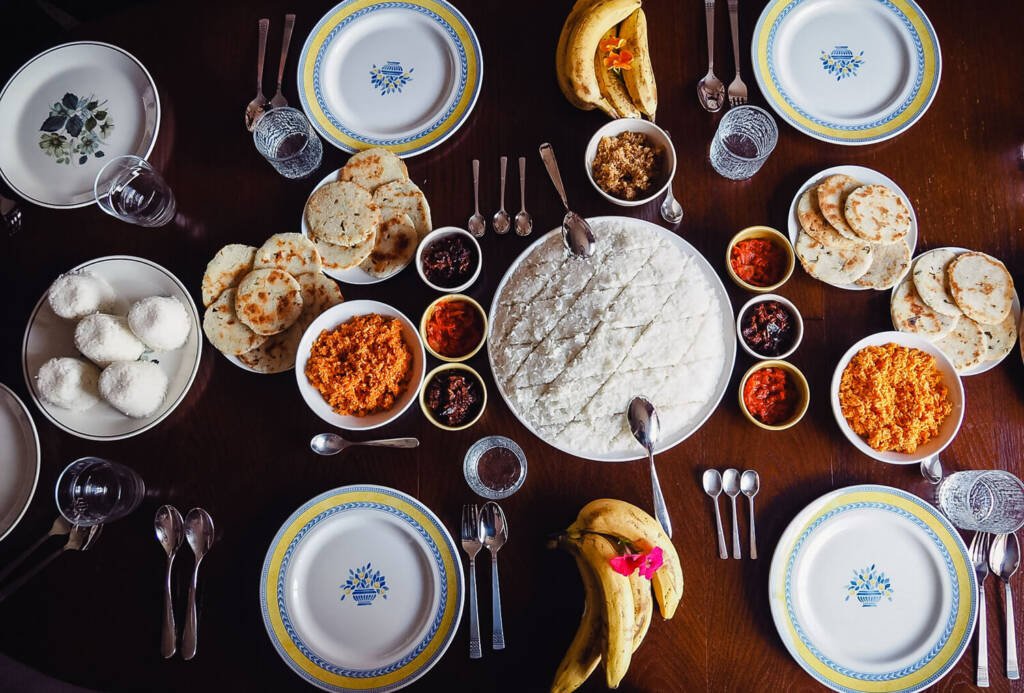 <br>Fresh Juice<br>String hoppers<br>Chicken Curry,Dal Curry,Coconut sambol<br>Black tea or coffee with milk<br>Sri lankan fruit plate